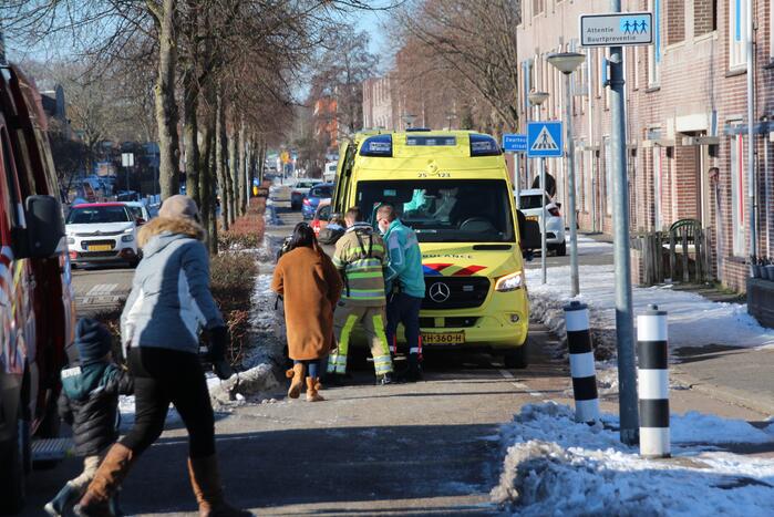 Persoon zakt door ijs