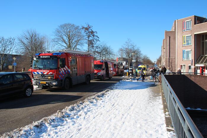 Persoon zakt door ijs