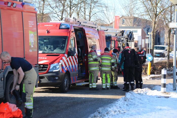 Persoon zakt door ijs