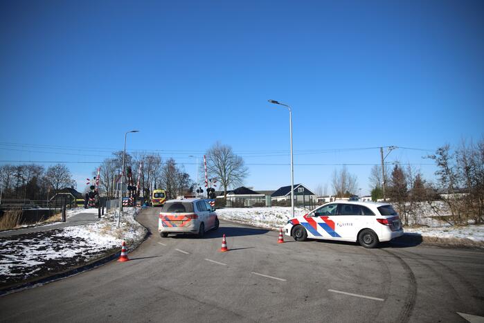 Twee personenauto's botsen frontaal op elkaar