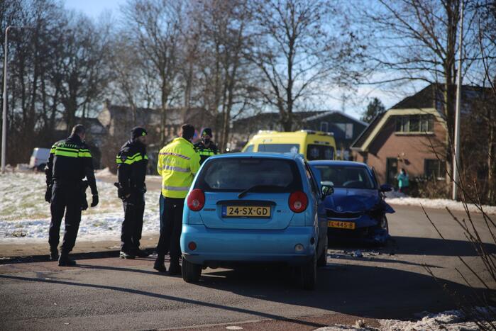 Twee personenauto's botsen frontaal op elkaar