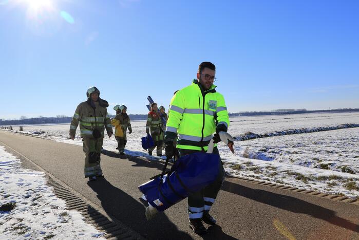Natuurfotograaf vindt vastgevroren zwaan