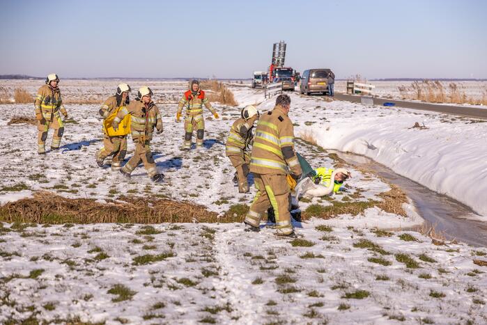 Natuurfotograaf vindt vastgevroren zwaan