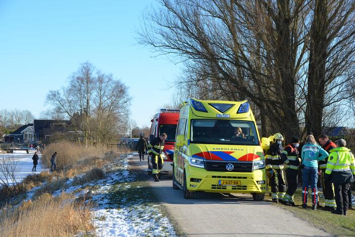 Gewonde met helikopter van ijs gered