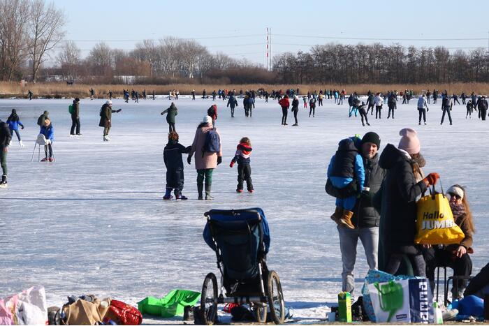 Veerplas zeer druk met schaatsers