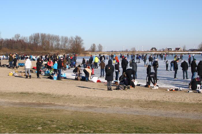 Veerplas zeer druk met schaatsers