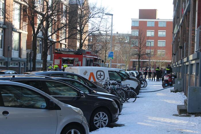 Brandweer blust uitslaande woningbrand