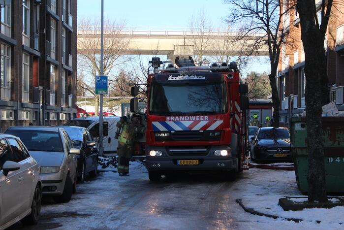 Brandweer blust uitslaande woningbrand