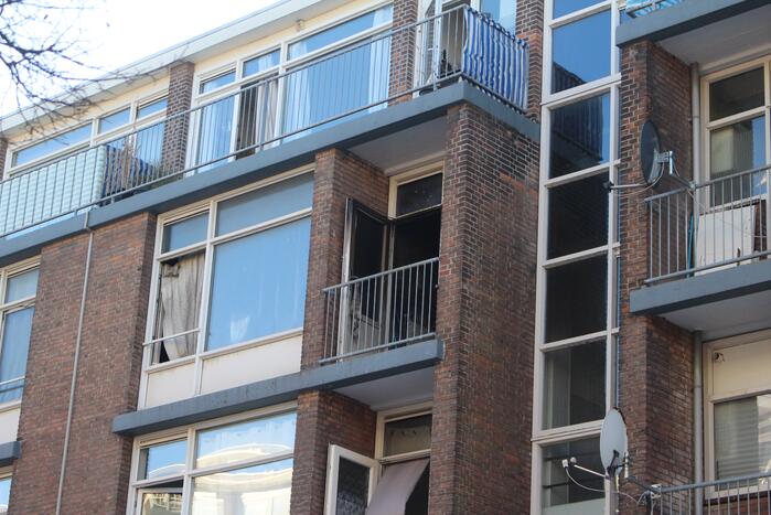 Brandweer blust uitslaande woningbrand