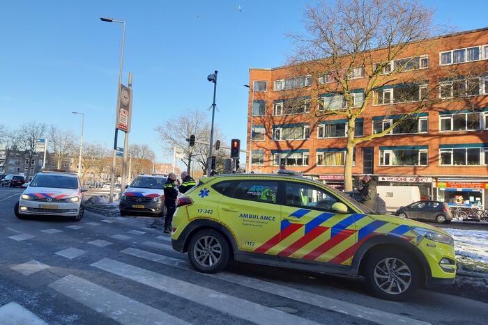 Persoon behandeld door ambulance na ongeval