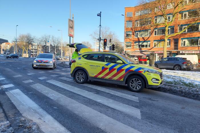 Persoon behandeld door ambulance na ongeval