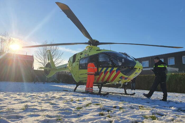 Traumahelikopter landt in park voor incident in woning