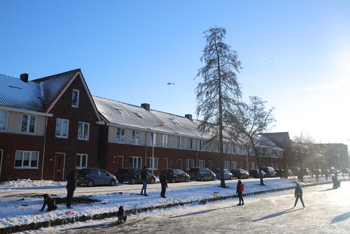 Traumahelikopter landt in park voor incident in woning