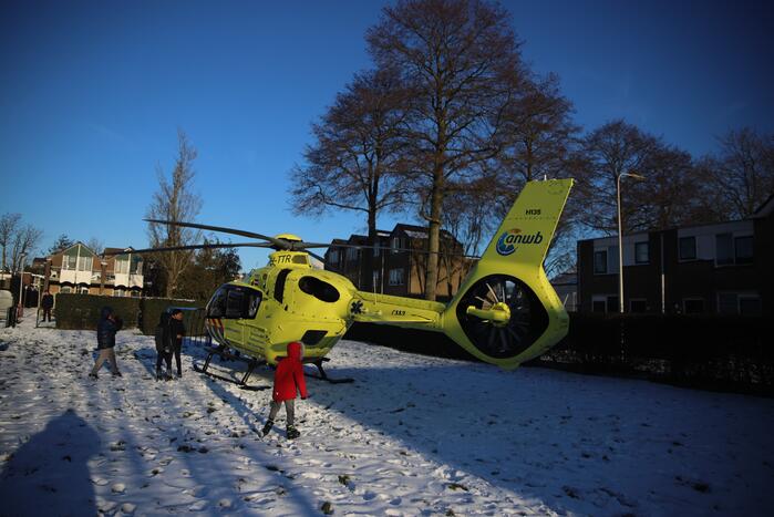 Traumahelikopter landt in park voor incident in woning