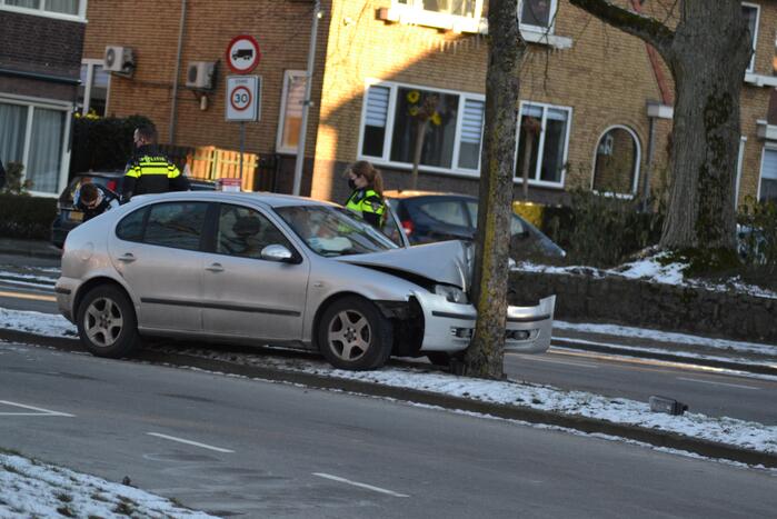 Personenauto klapt tegen boom