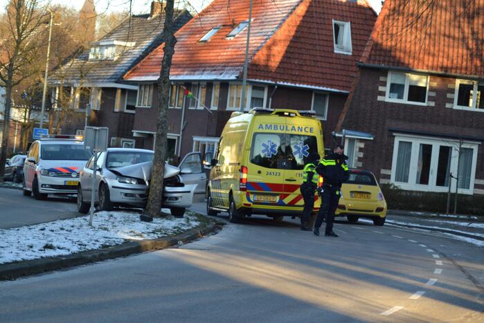 Personenauto klapt tegen boom