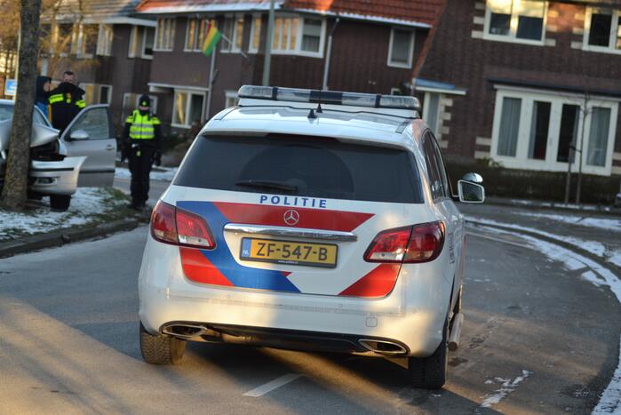 Personenauto klapt tegen boom