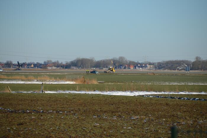 Personenauto belandt op zijn kop in sloot