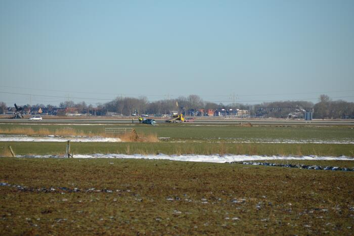Personenauto belandt op zijn kop in sloot