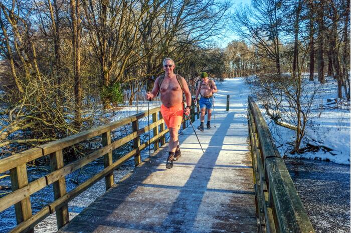 Wandelen door de sneeuw in zomerse outfits