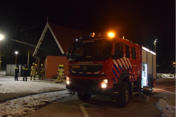 Brandweer blust brand in toiletgebouw