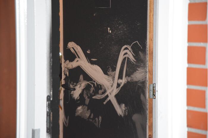 Brandweer blust brand in toiletgebouw