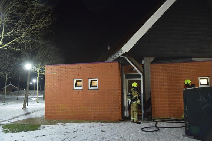 Brandweer blust brand in toiletgebouw