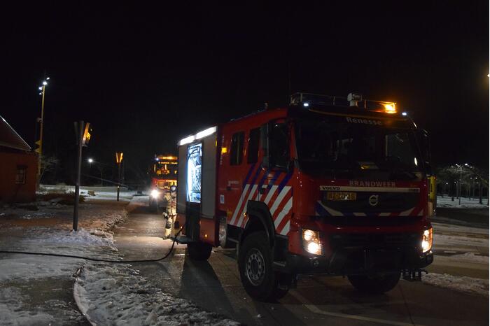 Brandweer blust brand in toiletgebouw