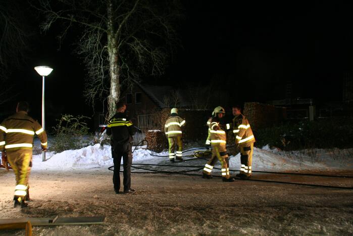 #Nieuwleusen Brandweer blust brand in tuinhuis Parklaan Nieuwleusen.
