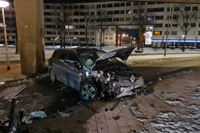 Bestuurder verliest macht over het stuur en knalt tegen betonnen muur