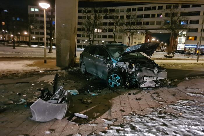 Bestuurder verliest macht over het stuur en knalt tegen betonnen muur