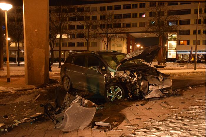 Bestuurder verliest macht over het stuur en knalt tegen betonnen muur