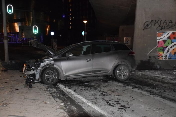 Bestuurder verliest macht over het stuur en knalt tegen betonnen muur