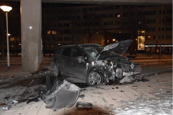 Bestuurder verliest macht over het stuur en knalt tegen betonnen muur