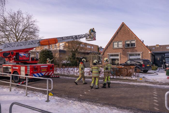 Doorgaande weg afgesloten door schoorsteenbrand
