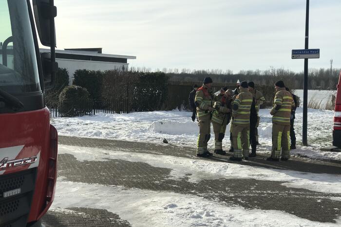 Brandweer haalt gewonde schaatser van ijs