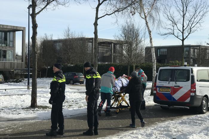 Brandweer haalt gewonde schaatser van ijs