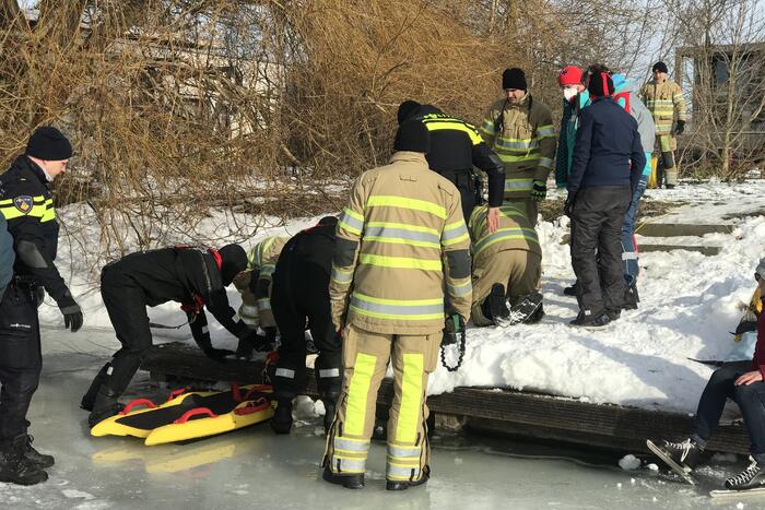 Brandweer haalt gewonde schaatser van ijs