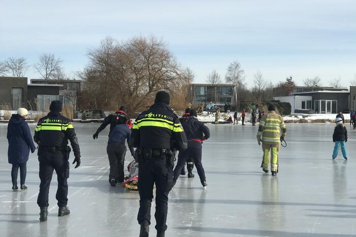 Brandweer haalt gewonde schaatser van ijs