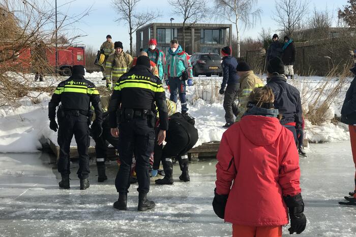 Brandweer haalt gewonde schaatser van ijs