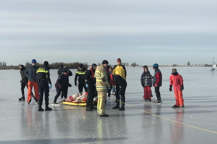 Brandweer haalt gewonde schaatser van ijs