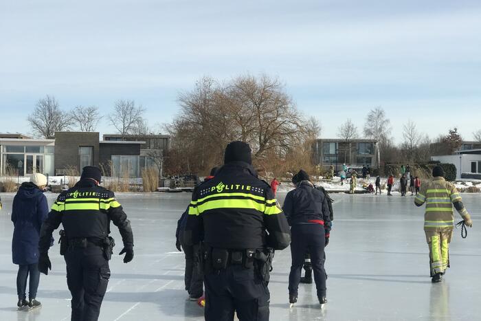 Brandweer haalt gewonde schaatser van ijs