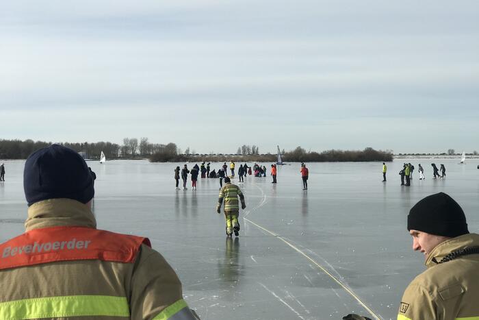 Brandweer haalt gewonde schaatser van ijs