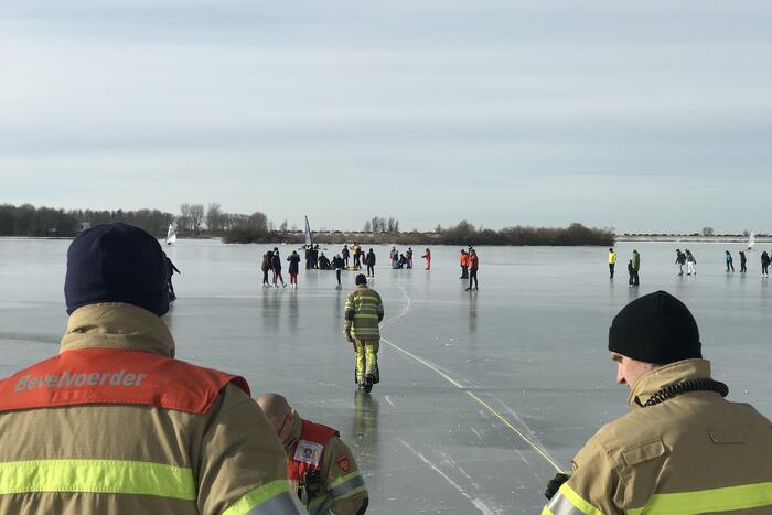 Brandweer haalt gewonde schaatser van ijs
