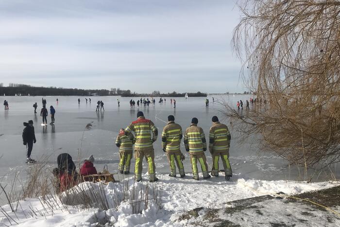 Brandweer haalt gewonde schaatser van ijs