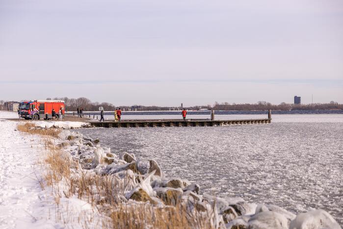 Twee vastzittende zwanen met drone bevrijdt