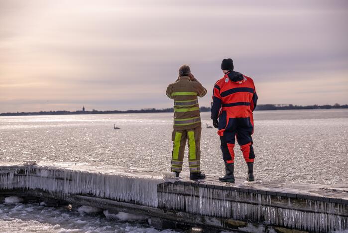 Twee vastzittende zwanen met drone bevrijdt