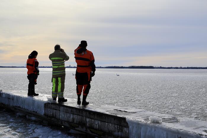 Twee vastzittende zwanen met drone bevrijdt