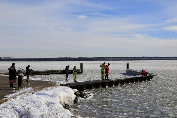 Twee vastzittende zwanen met drone bevrijdt