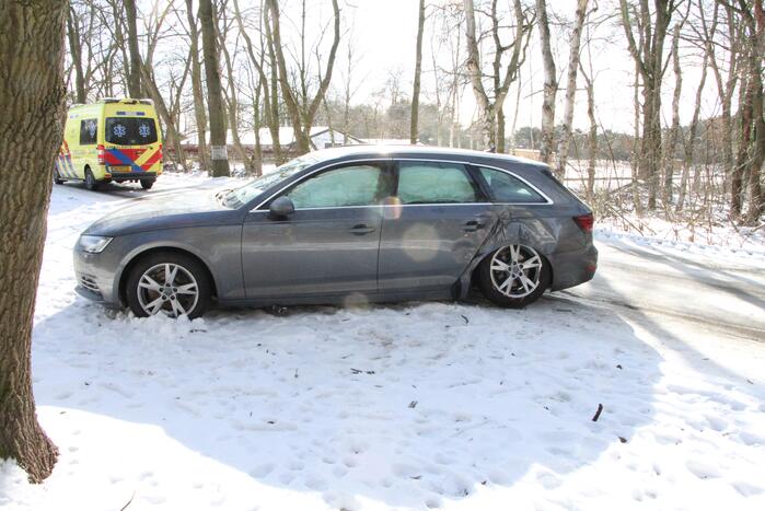 Personenauto raakt in slip en komt tot stilstand tegen boom